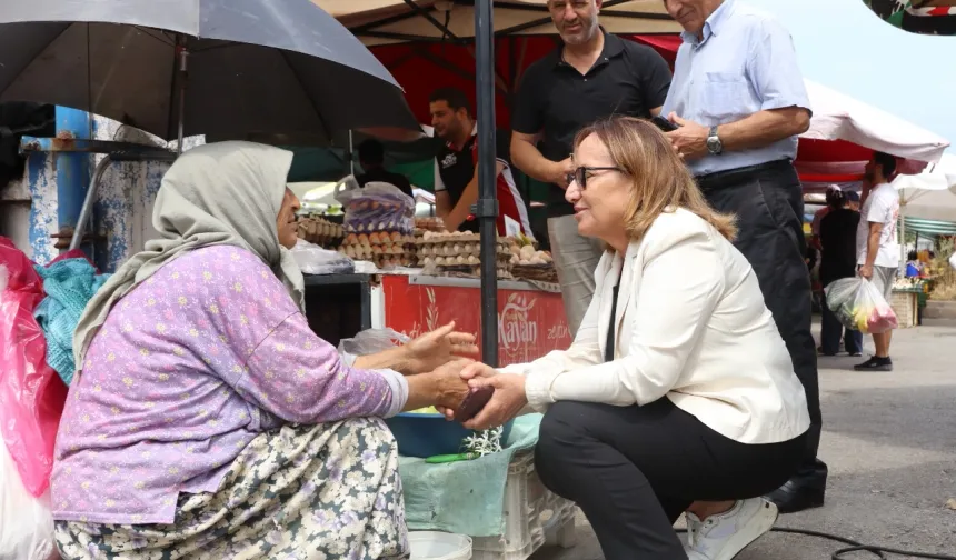 İzmir Güzelbahçe'de Başkan Vekili Akın'dan semt pazarlarına ziyaret