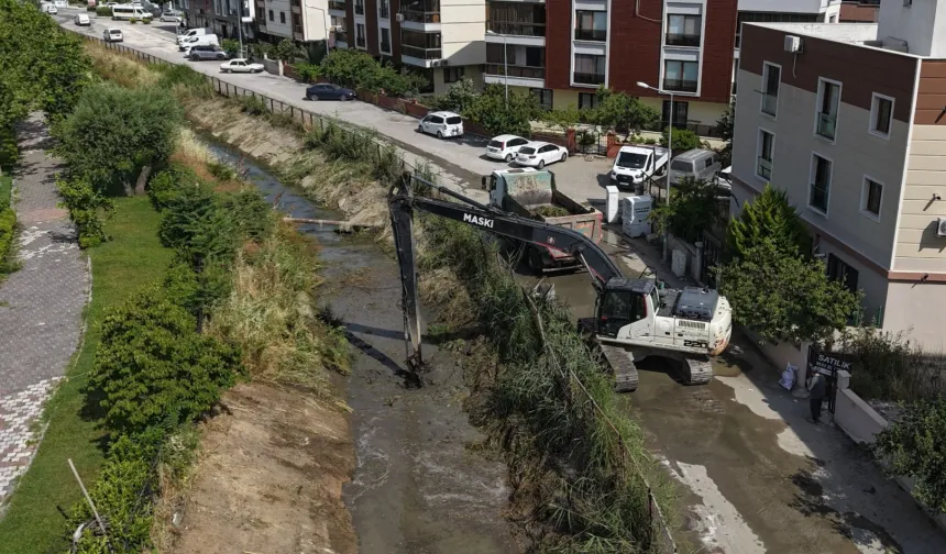 Manisa'da sulama kanalında kapsamlı temizlik