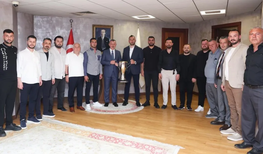 Şampiyon Gölcükspor kupasıyla Başkan Büyükakın'a geldi