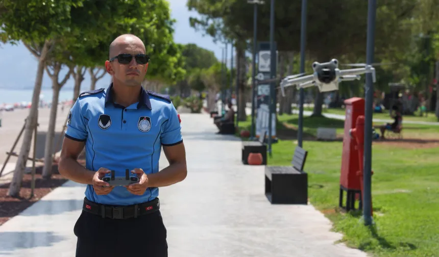 Antalya Konyaaltı Sahili'nde drone destekli zabıta denetimi