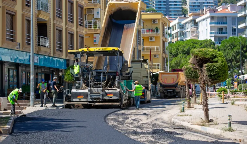 İzmir Narlıdere'de asfalt mesaisi hız kesmiyor