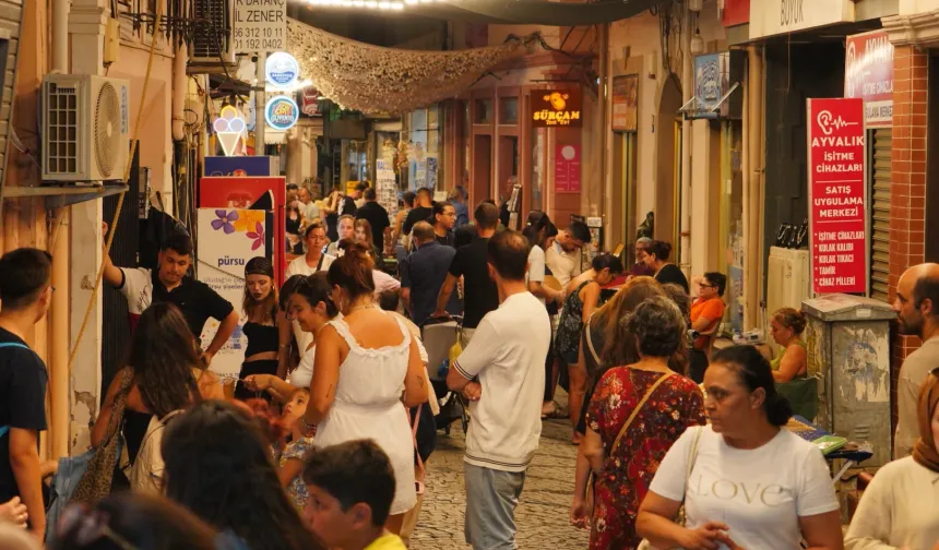 Ayvalık'ta üretici ve el emeği pazarı renk katıyor