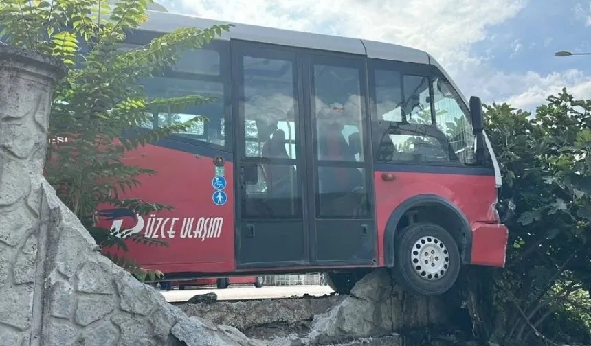 Düzce'de köpeklerden kaçan otobüsü bahçe duvarına çarptı!