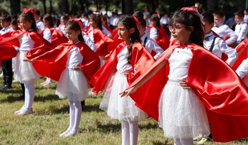 İzmir Aliağa'da eğitim öğretim yılı törenle başladı