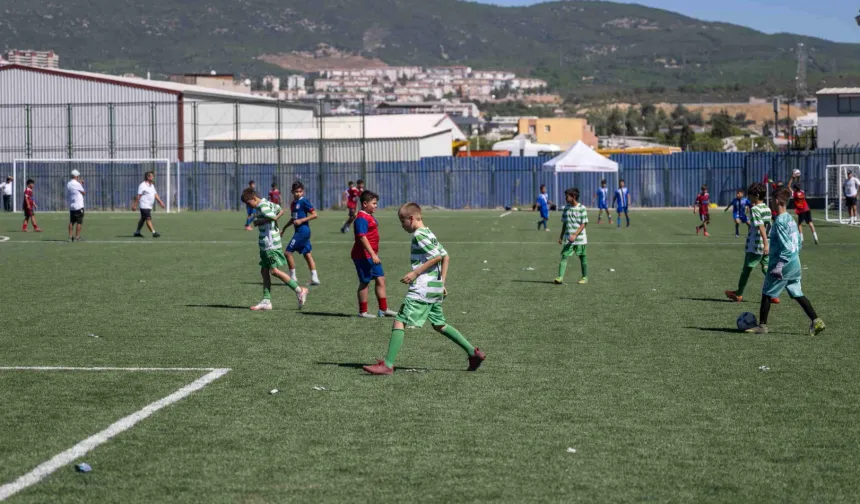 İzmir Bornova'da yenilenen Doğanlar Sahası çocukların golleriyle açıldı...
