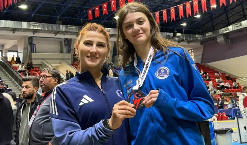Genç taekwondocu Ceylinnaz Durmaz'dan büyük başarı