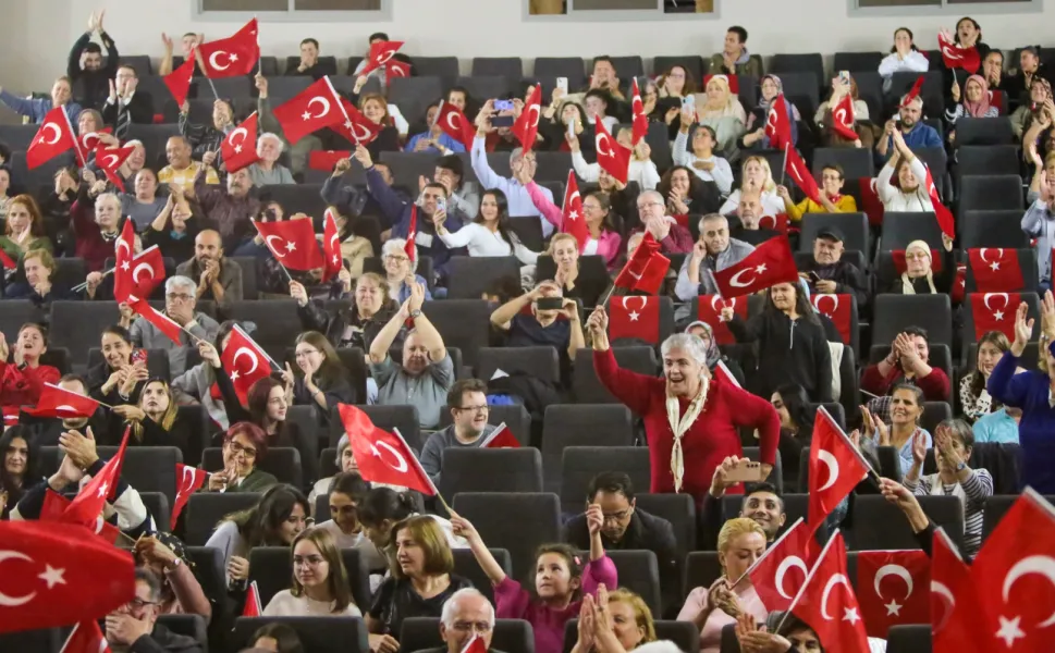 İzmir Karabağlar'da 'Atatürk' sergi, söyleşi ve konserle anıldı