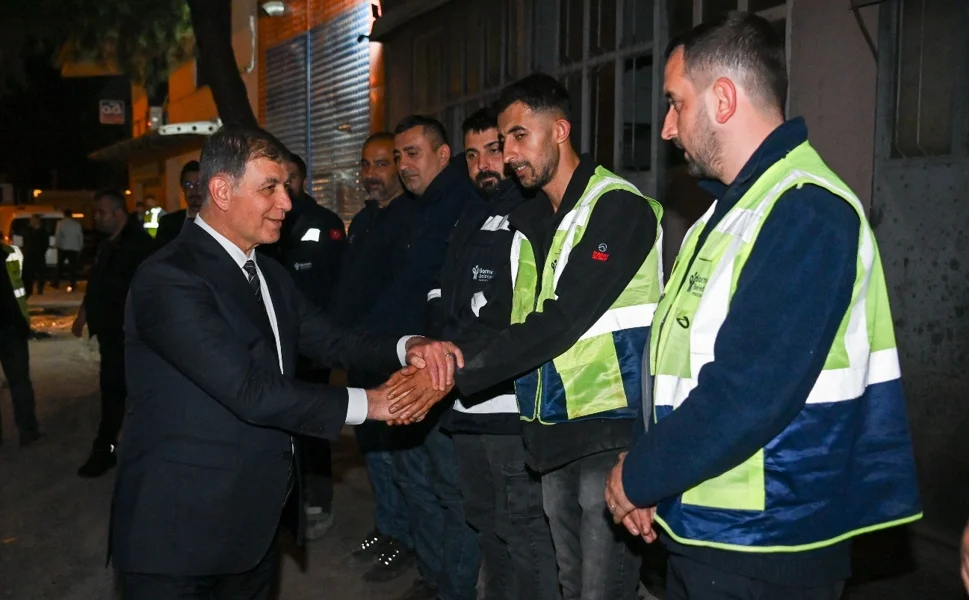 Bornova'da başkanlardan gece baklavalı destek