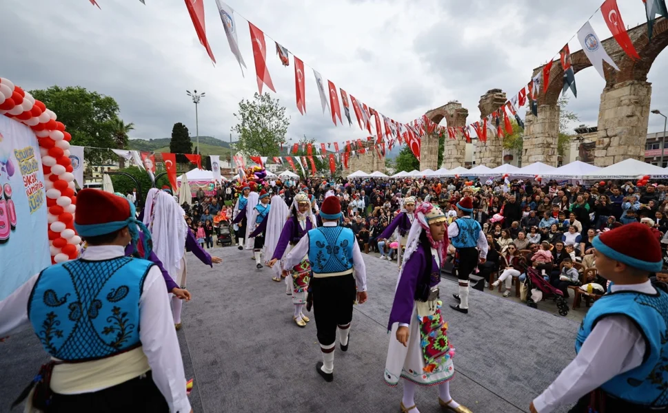 Efes Selçuk'ta çocuklar bayramlarını şenlikle kutladı