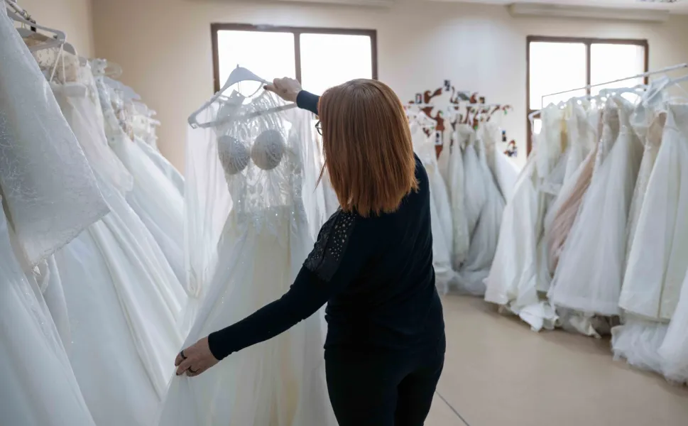 Gelinlikler hayalleri İzmir Bornova'da gerçeğe dönüşüyor