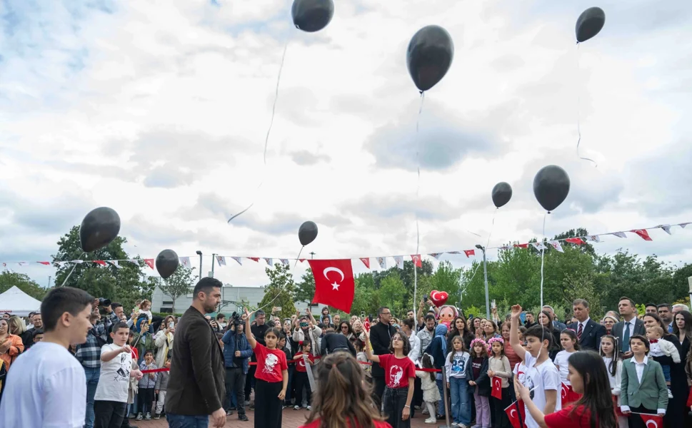 İzmir Bornova'da gökyüzü çocukların