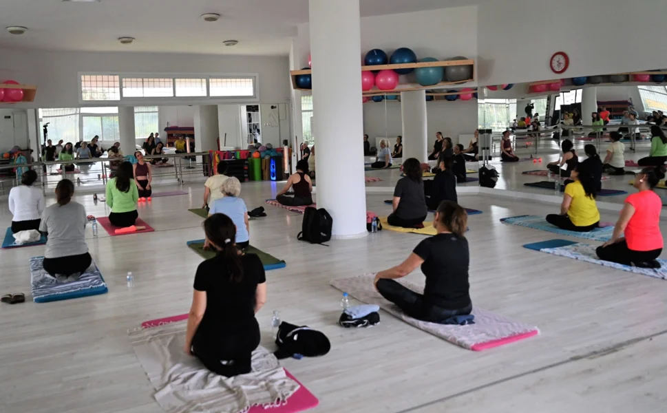 İzmir Bornova'da kadınlar yogayla güçleniyor