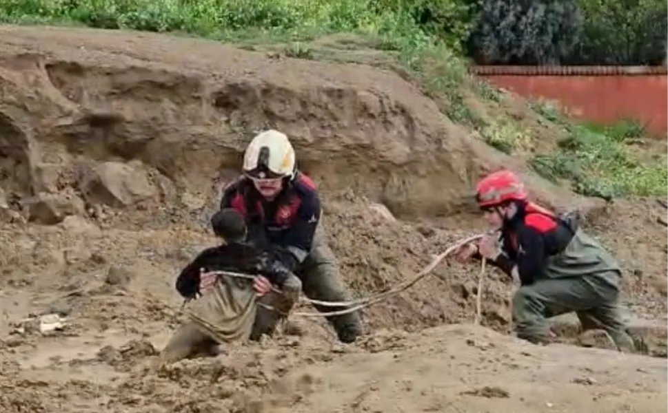 İzmir Torbalı'da çamura saplanan iki çocuğu itfaiye kurtardı