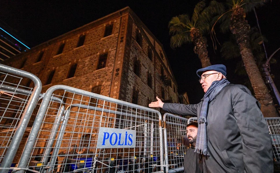 İzmir'de gece nöbetine devam... CHP'li Tanal pense ile plastik kelepçeleri kesti!