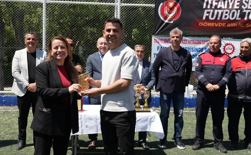 İzmir'de itfaiyecilerden anlamlı turnuva