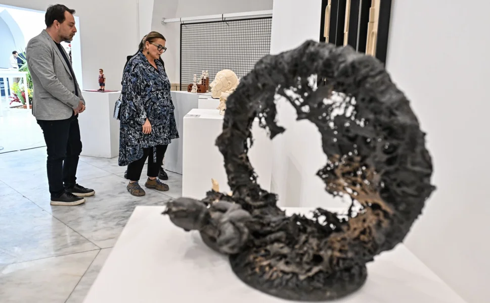 İzmir'de seramikle görünür kılınan sessiz çığlıklar