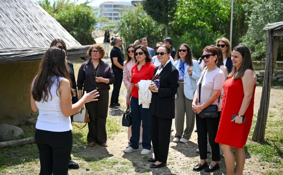Başkan eşleri İzmir Bornova'da buluştu