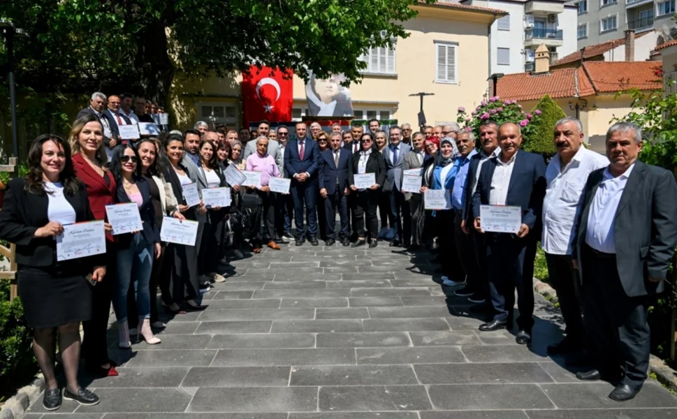 Bornova'da Muhtarlar Akademisi'nde mezuniyet heyecanı