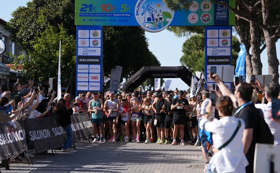 Çeşme'de rekor katılım... 43 ülkeden 3 bin 450 sporcu rüzgar eşliğinde koştu