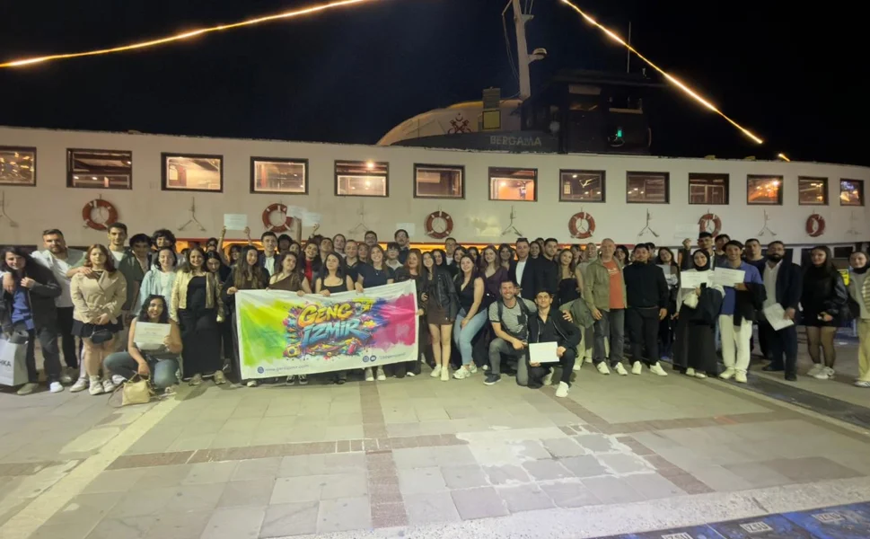 Genç İzmir gönüllüleri, Bergama Vapuru'nda buluştu