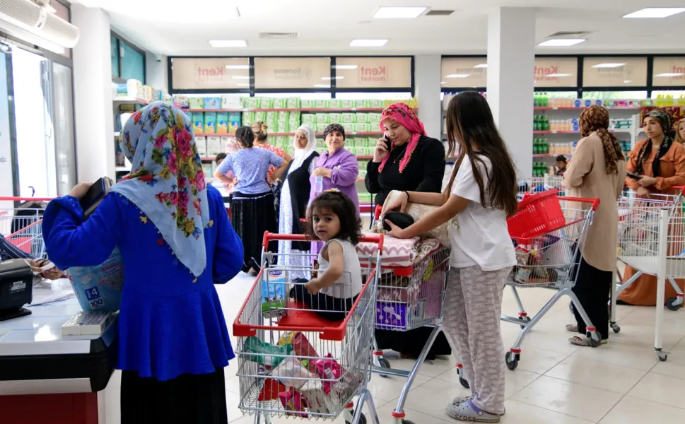 İzmir Bornova'da bayram öncesi sosyal destek güçlendi