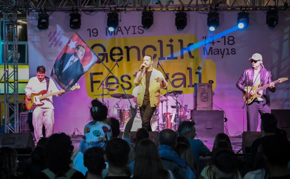 İzmir Bornova'da Gençlik Festivalinde 19 Mayıs coşkusu