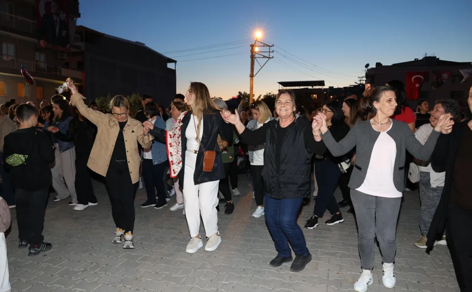 İzmir Çiğli'de binlerce kişi baharın renklerinde buluştu