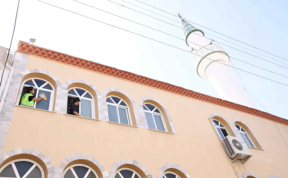İzmir Çiğli'de camilerde bayram temizliği