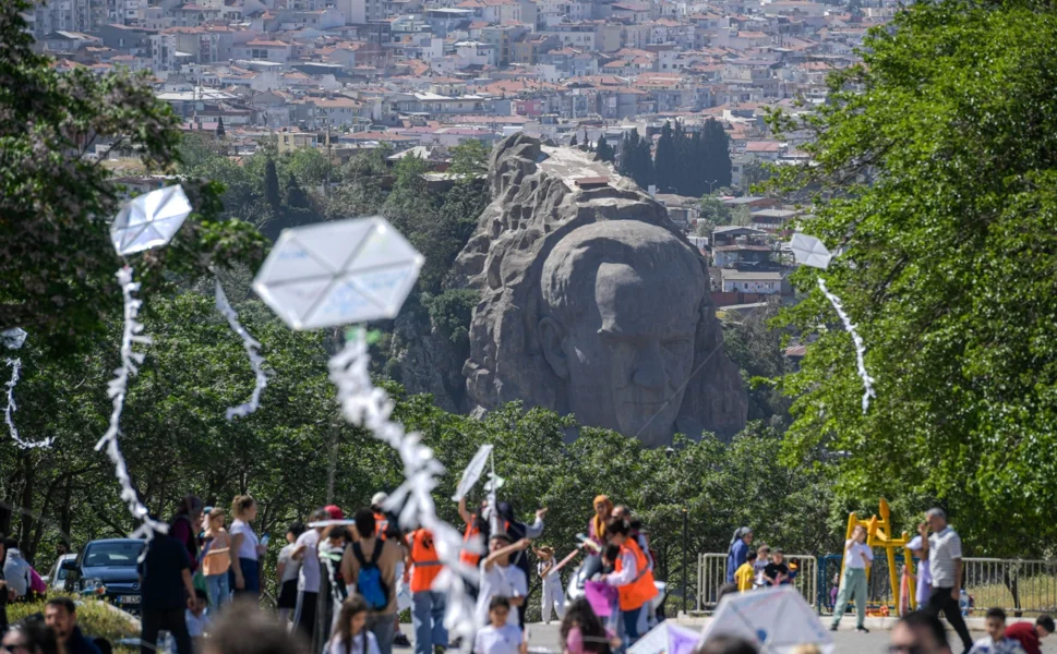 İzmir Kadifekale semaları renklendi