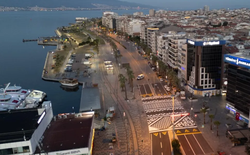 İzmir Karşıyaka'da desenli yaya platformu