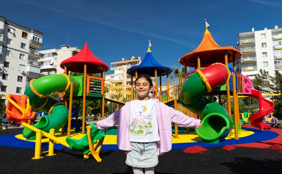 İzmir Narlıdere'de oyun parkı zeminleri yenileniyor