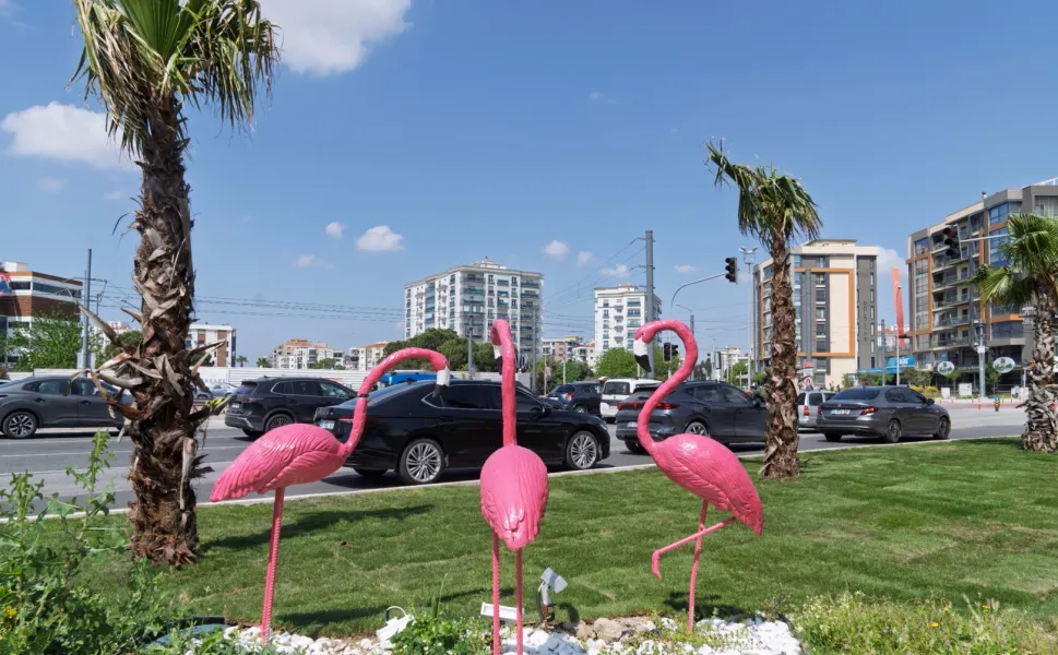 İzmir yaza çiçek açarak hazırlanıyor