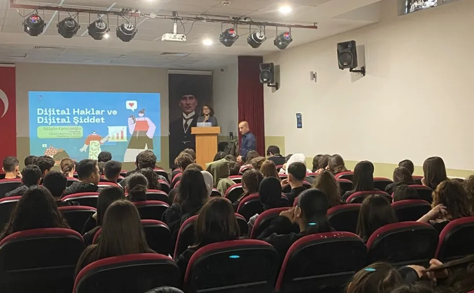 İzmir'de dijital tuzaklara karşı gençlere kalkan