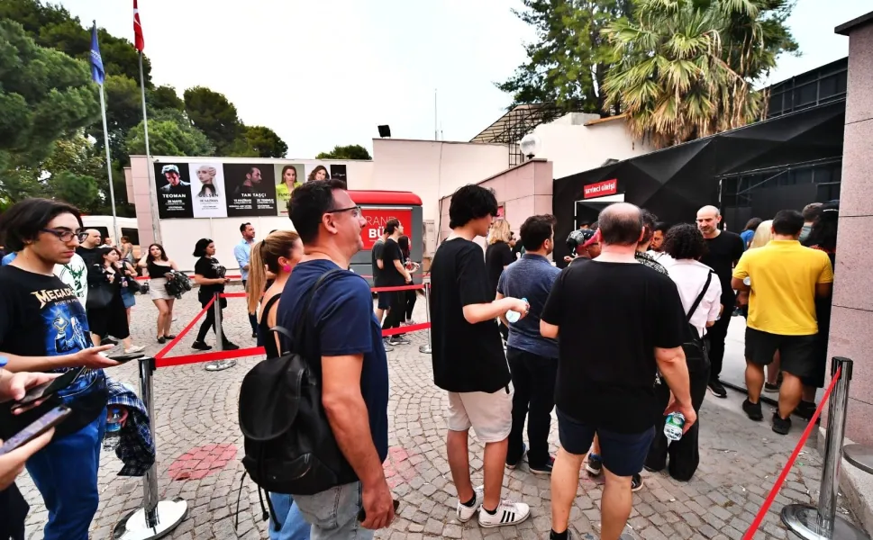 İzmir'de gençliğe üç bilet jesti