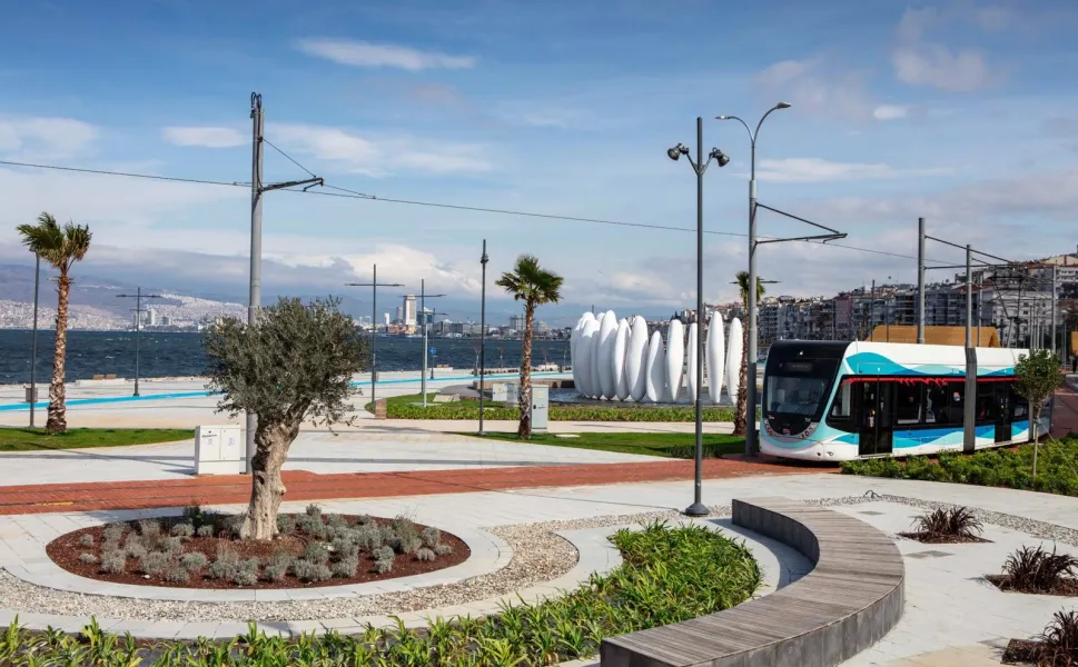İzmir'in parklarında bayram öncesi bakım mesaisi