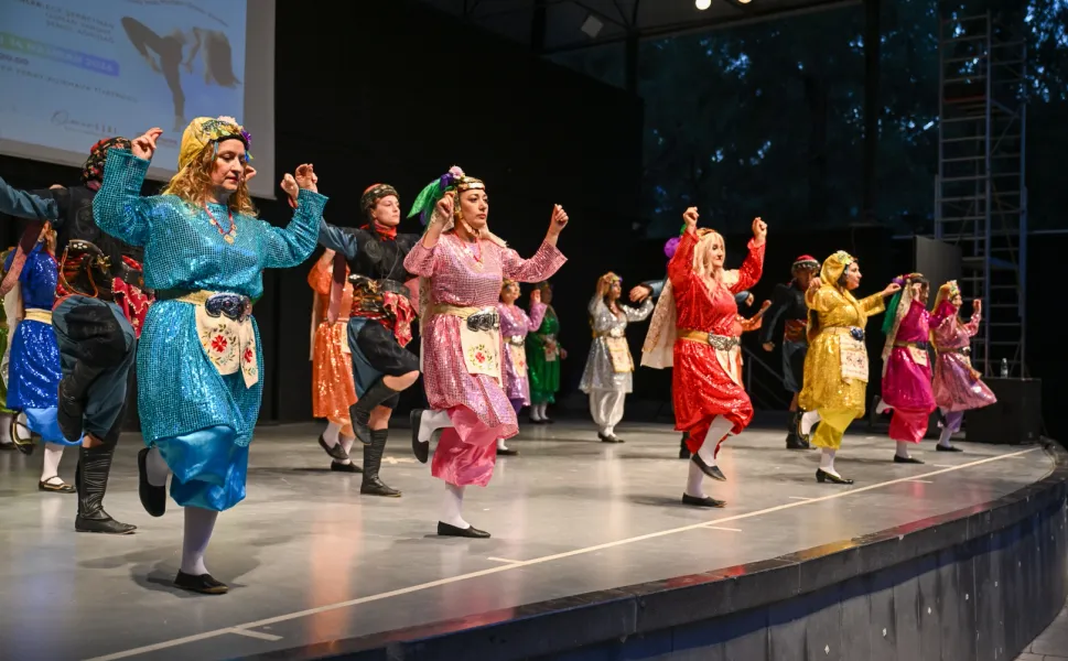Bornova'da 'dansın renkleri' büyüledi