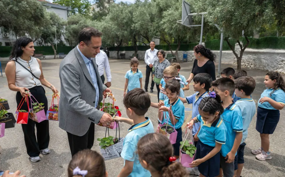 Bornovalı minik eller toprakla buluştu
