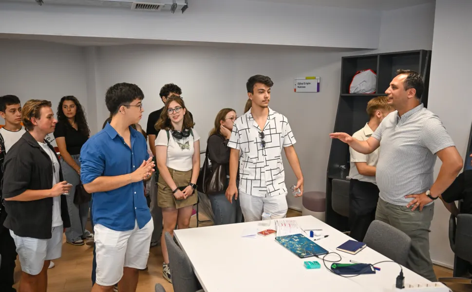 Bornovalı öğrenciler Gençlik Merkezi'nde Başkan Eşki ile buluştu