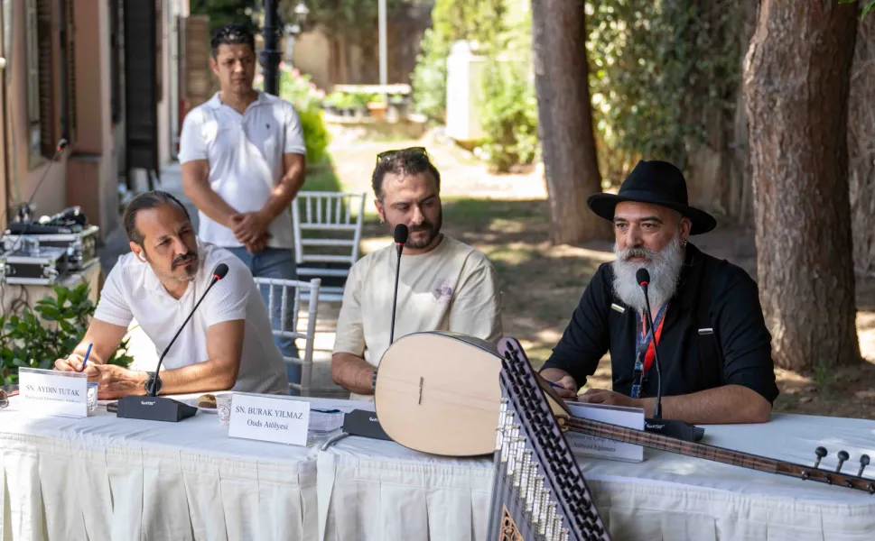 İzmir Bornova'da çalgı yapımının büyüsü yaşandı