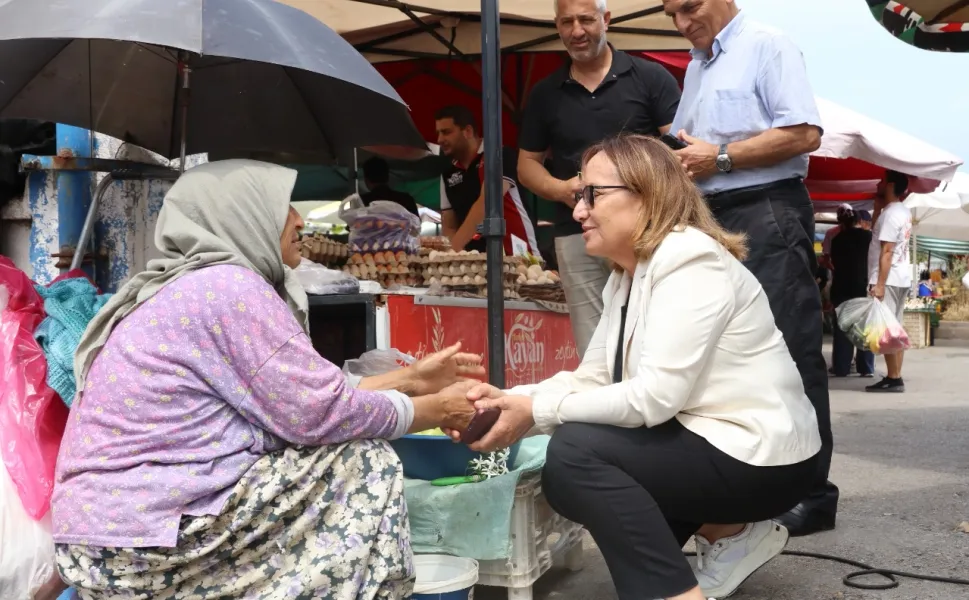 İzmir Güzelbahçe'de Başkan Vekili Akın'dan semt pazarlarına ziyaret