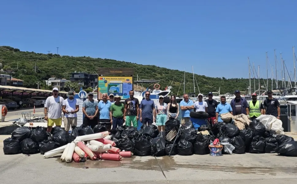 Sığacık koylarında yıllardır sessiz sedasız temizlik yapıyorlar
