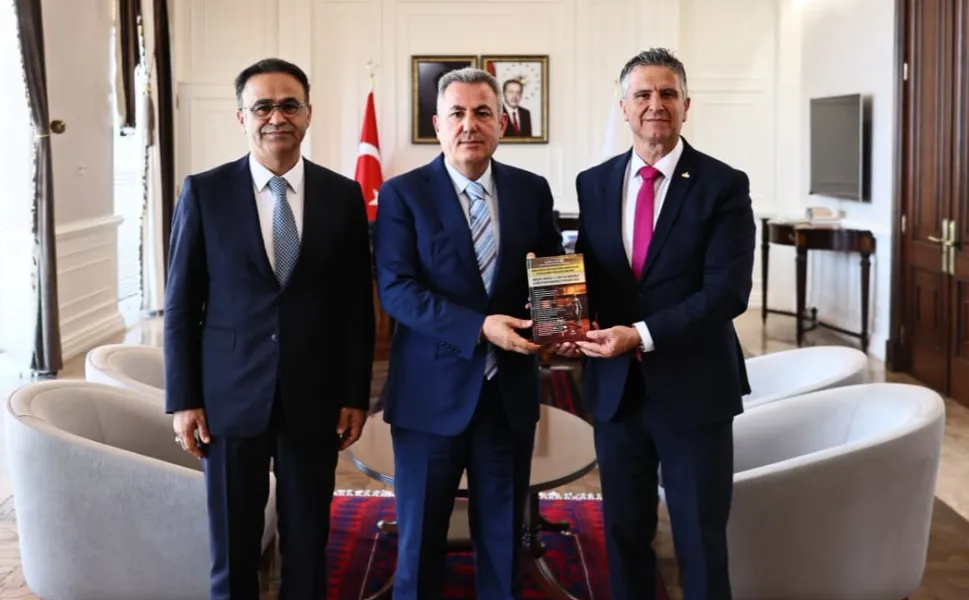 Vali Elban'a İzmir Eğitim Müfettişleri'nden 'Disiplin Soruşturması' kitabı