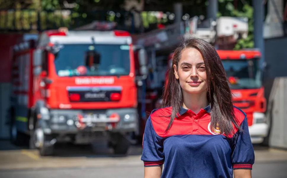 İzmir İtfaiyesi'nin ilk kadın şoförü