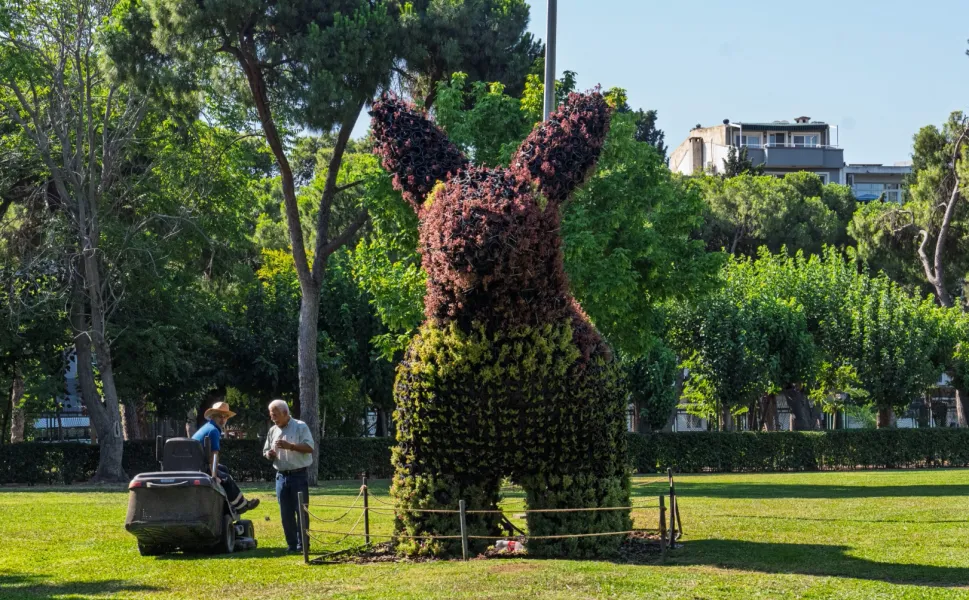 İzmir Kültürpark'taki doğayla şekillenen figürler ilgi görüyor