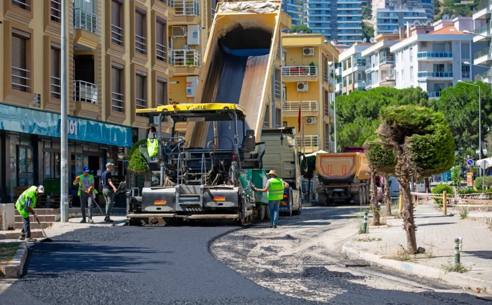 İzmir Narlıdere'de asfalt mesaisi hız kesmiyor