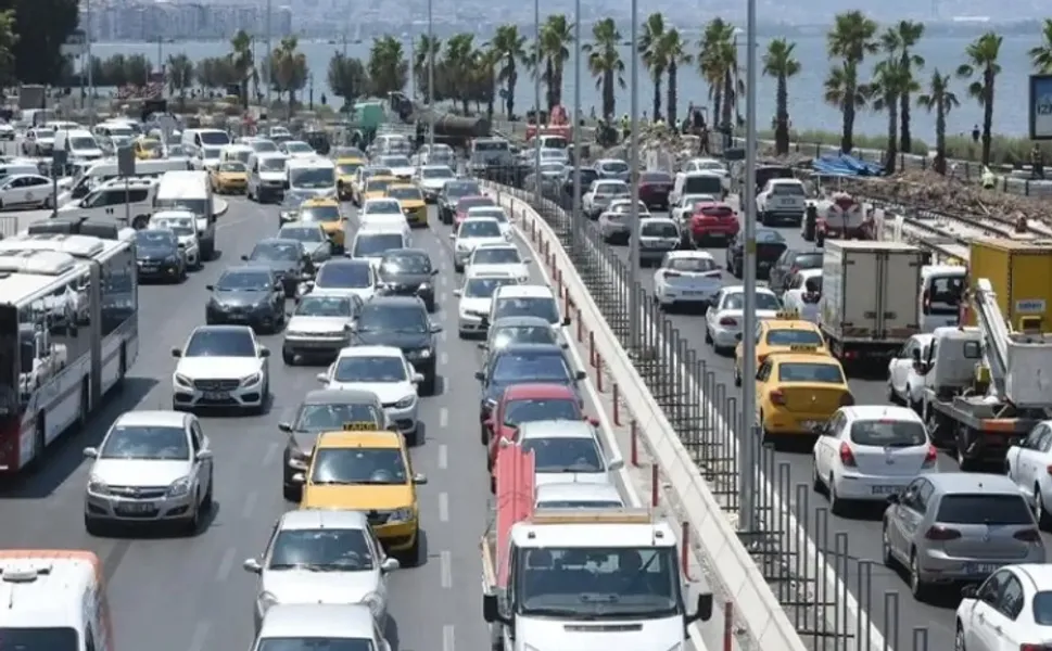 İzmir'de trafik artıyor