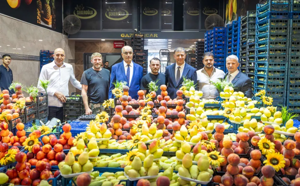 Başkan Tugay İzmir'in hal esnafıyla buluştu