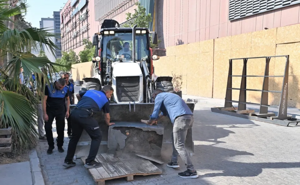 Bornova'da kaldırım ve yol işgallerine sıkı denetim