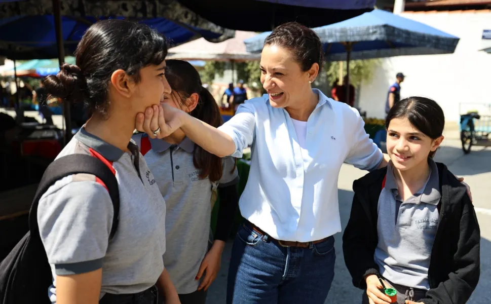 Efes Selçuk'tan öğrenciye destek, yerel esnafa nefes