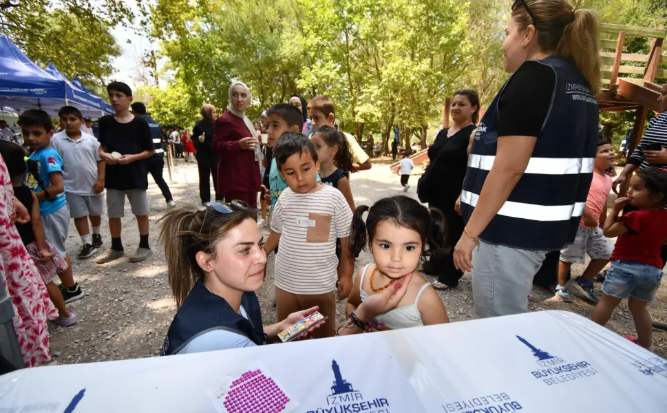 İzmir Bayraklı Karagöl'de sosyal dayanışma pikniği